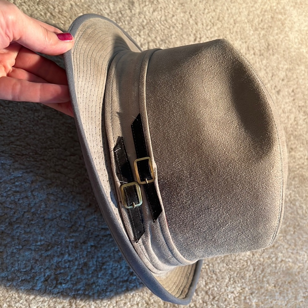 Cavanagh genuine suede fedora. Size 7 1/2. EUC